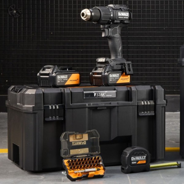 Фото - Дриль-шуруповерт DeWALT DCD86MP2KT